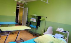 Des Ambulanta - soba sa stolom za masiranje i fizikalnu terapiju